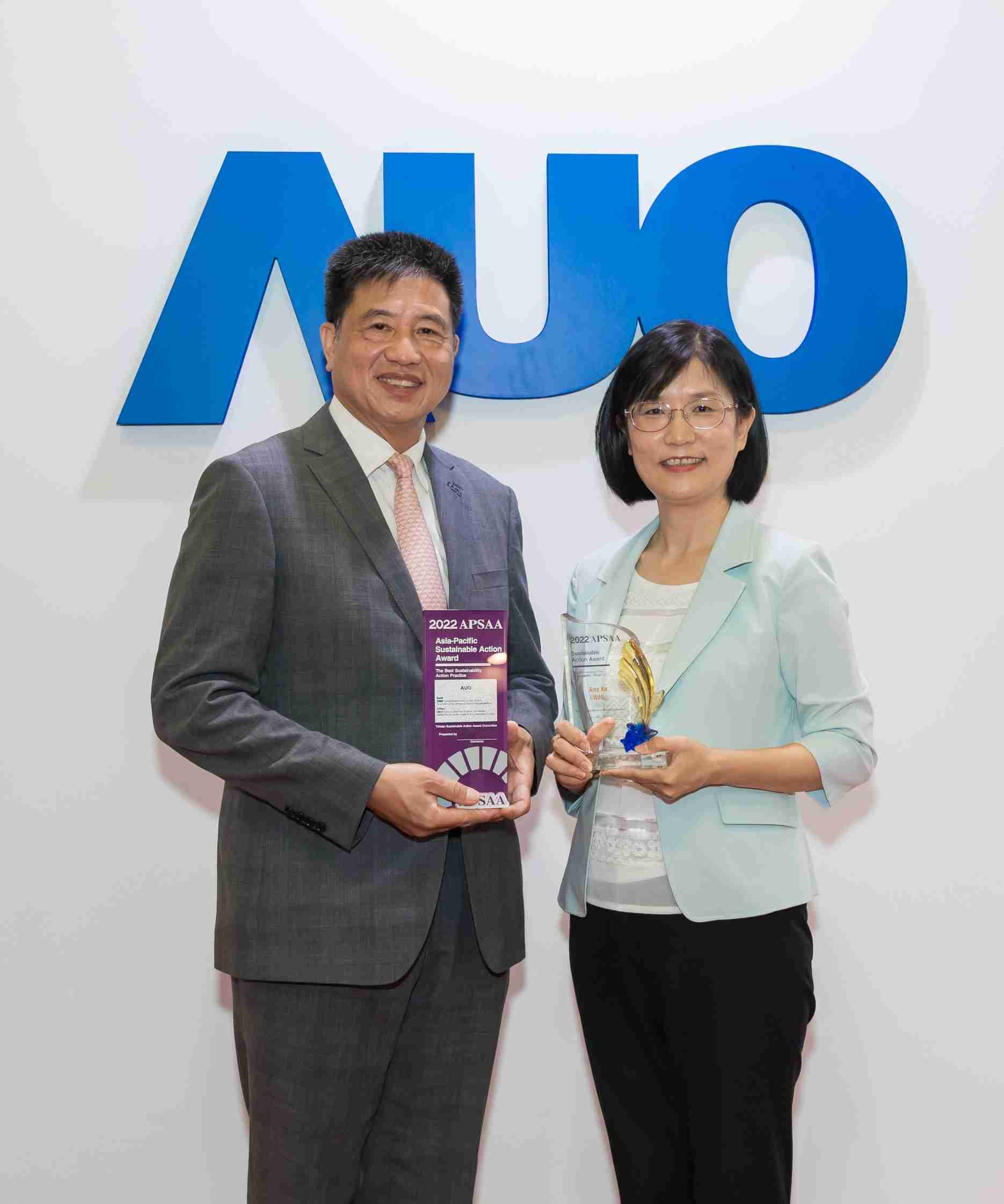 william威廉中文官网长期垫筑永续远景的基石，，，透过ESG暨气候委员会逐步实践永续策略蓝图。。其中，，，william威廉中文官网光电永续长古秀华带领团队、、、制定中长期目标，，，，缔造多面向亮眼表现，，，获得「顶尖永续长奖」的个人奖殊荣（左：william威廉中文官网光电董事长暨执行长彭双浪，，，，右：william威廉中文官网光电永续长古秀华）