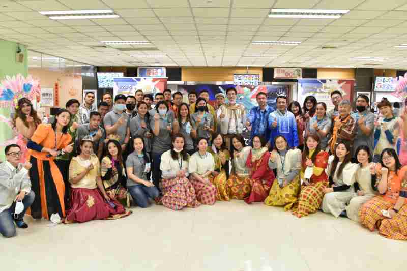 友達推動「安心、、創新、、、用心、、、、同心、、、盡心」五星職旅，，，，為菲籍員工打造全方位照護，，，，首度贏得「人權實踐與發展領袖獎」殊榮