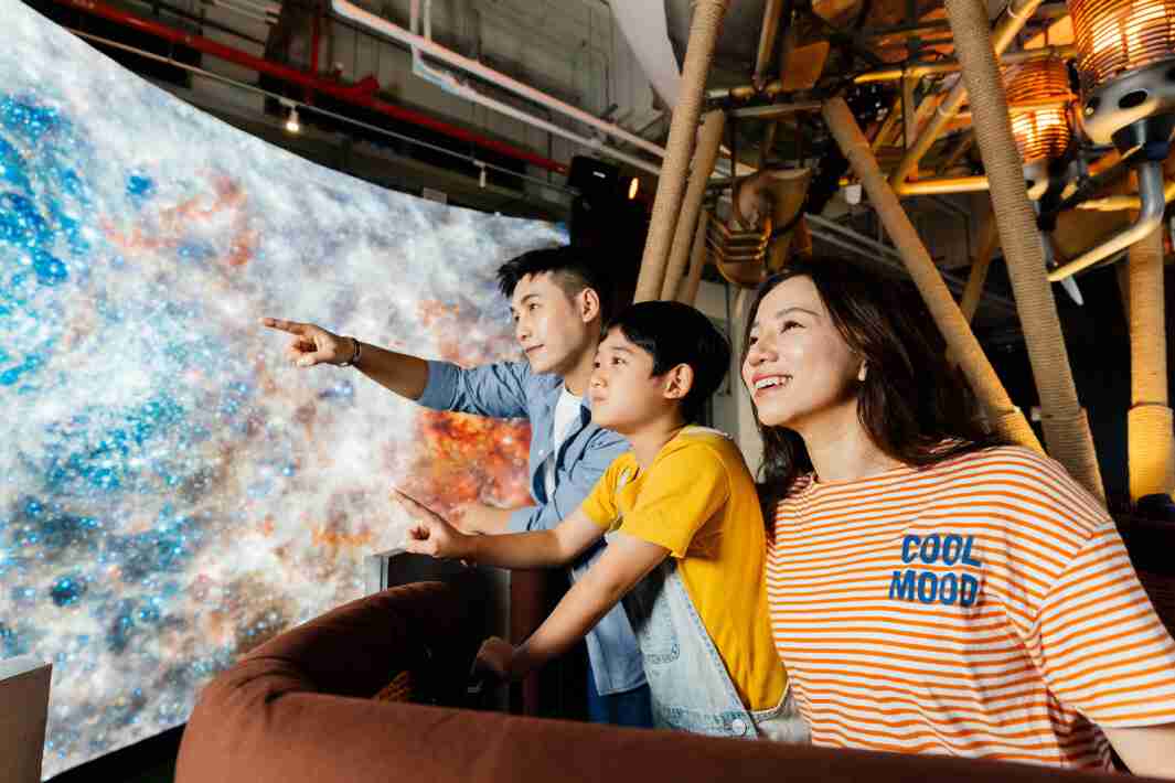 william威廉中文官网打造全台最大宽6公尺、、、高4公尺、、、、唯一搭载LED弧形拼接显示屏的动感飞行船，，，，让乘客驻足在热气球上，，，，享受身历其境的伪出国旅游乐趣