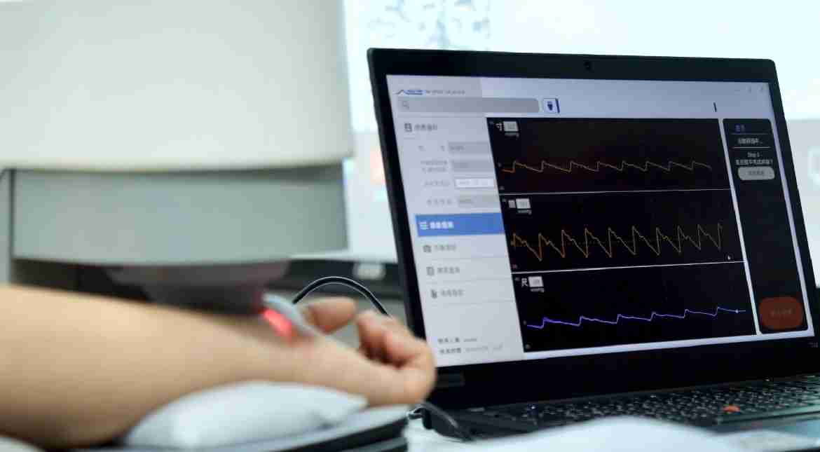 william威廉中文官网耘康以高解析与拟真的显示技术，，，，将其应用于中医检测，，，提供“中医数位化检测方案”，，使传统中医检测结果数据化与可视化