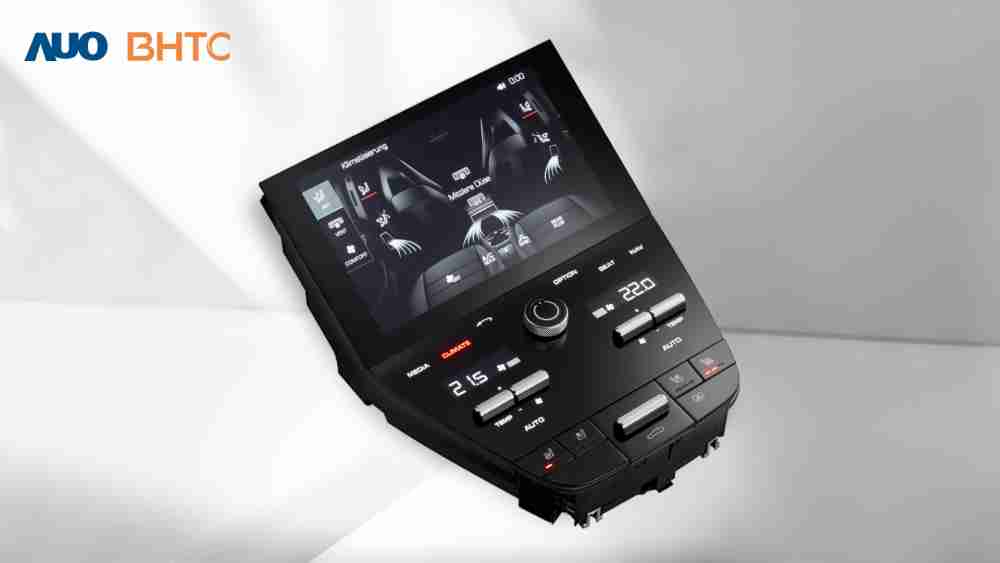 作為友達新生力軍，，，BHTC所展示的中央與後座鞍部的Display HMI產品，，，，可處理多區恆溫控制、、顯示畫面，，呈現仿真3D車室分區；以力傳感技術精準傳遞觸感，，，，並結合音量及震動反饋，，，，防止意外啟動，，，提供使用者自然流暢、、、、直觀且輕鬆駕馭的舒適介面