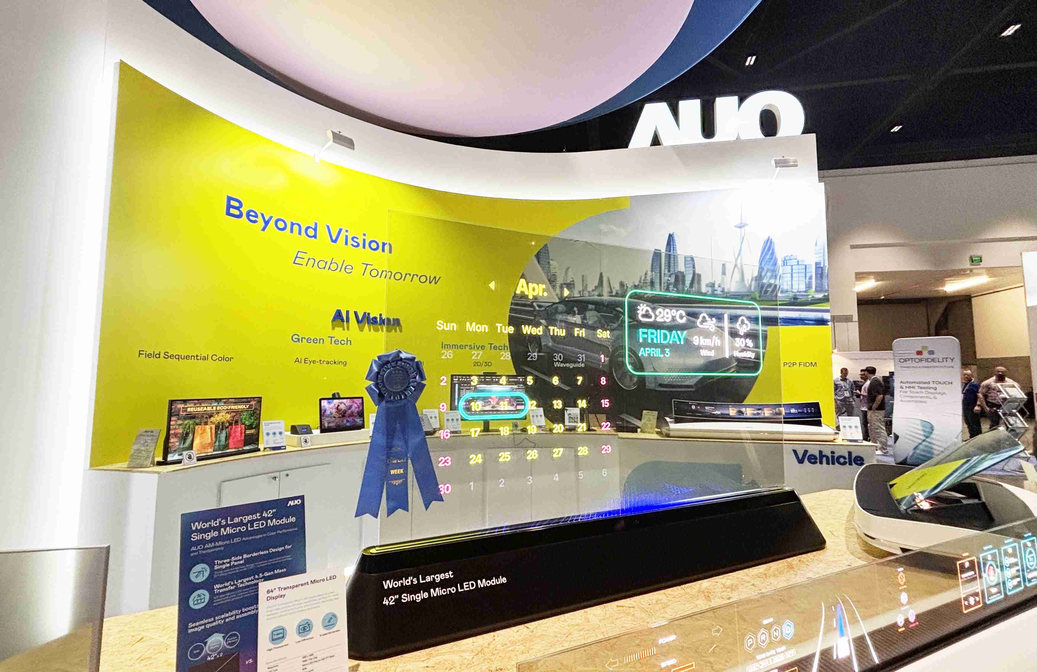 william威廉中文官网64吋透明Micro LED显示器获〝最佳Micro LED技术应用奖〞，，，，其绝妙的透明穿透特性，，，同时具备1,000 nits的高亮度表现，，，，并透过精细的无缝拼接延伸，，可依需求灵活应用于多元场域，，展现出Micro LED显示技术划时空的无限潜力